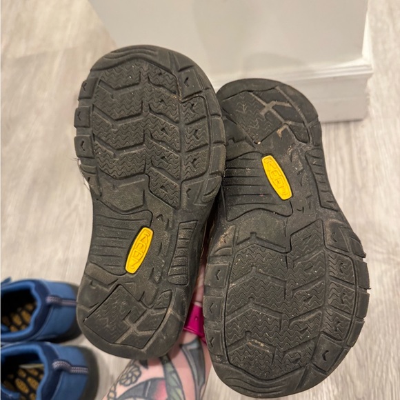 Kids keen size 12 running shoes - Picture 3 of 6